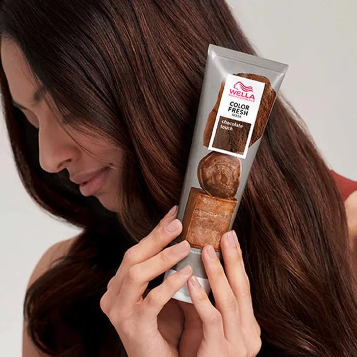 Wella Color Fresh Maske Chocolate Touch 150ml das von Model gehalten wird