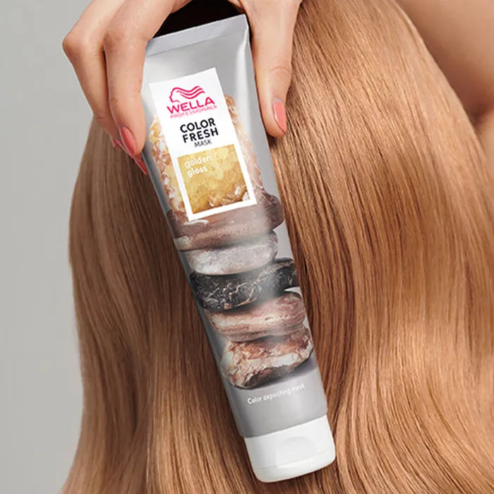Wella Color Fresh Maske Golden Gloss 150ml das von Model gehalten wird