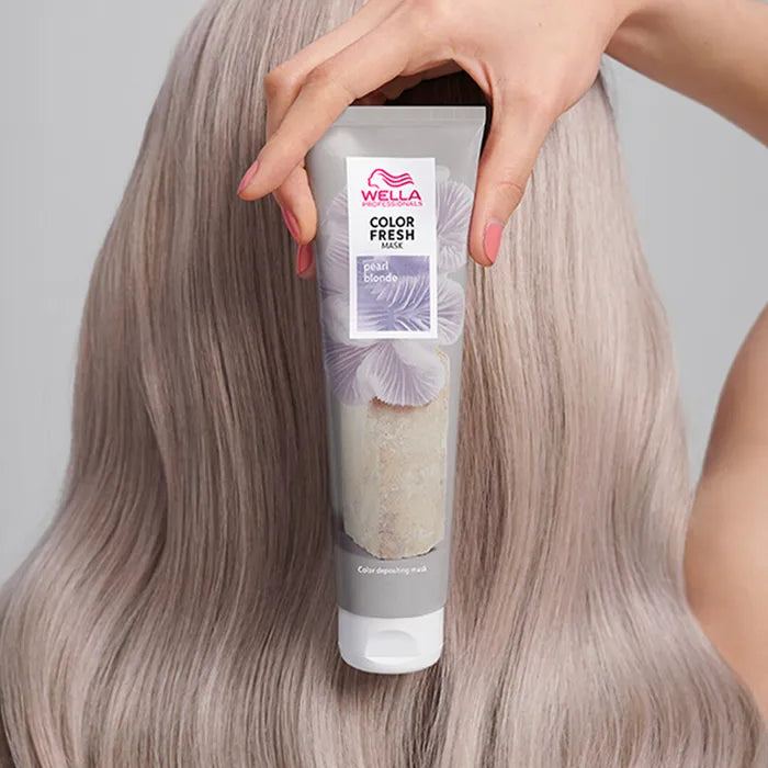 Wella Color Fresh Maske Pearl Blonde 150ml das von Model gehalten wird