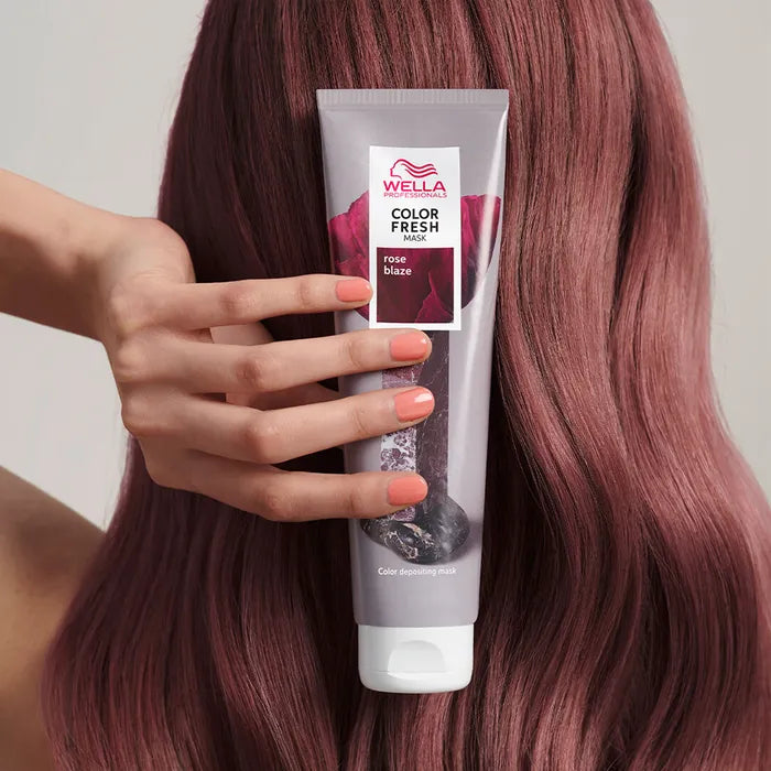 Wella Color Fresh Maske Rose Blaze 150ml das von Model gehalten wird