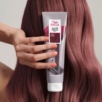 Wella Color Fresh Maske Rose Blaze 150ml das von Model gehalten wird