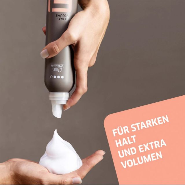 Wella Eimi Extra Volume Styling Mousse mit 75ml bei der Anwendung mit zwei Händen